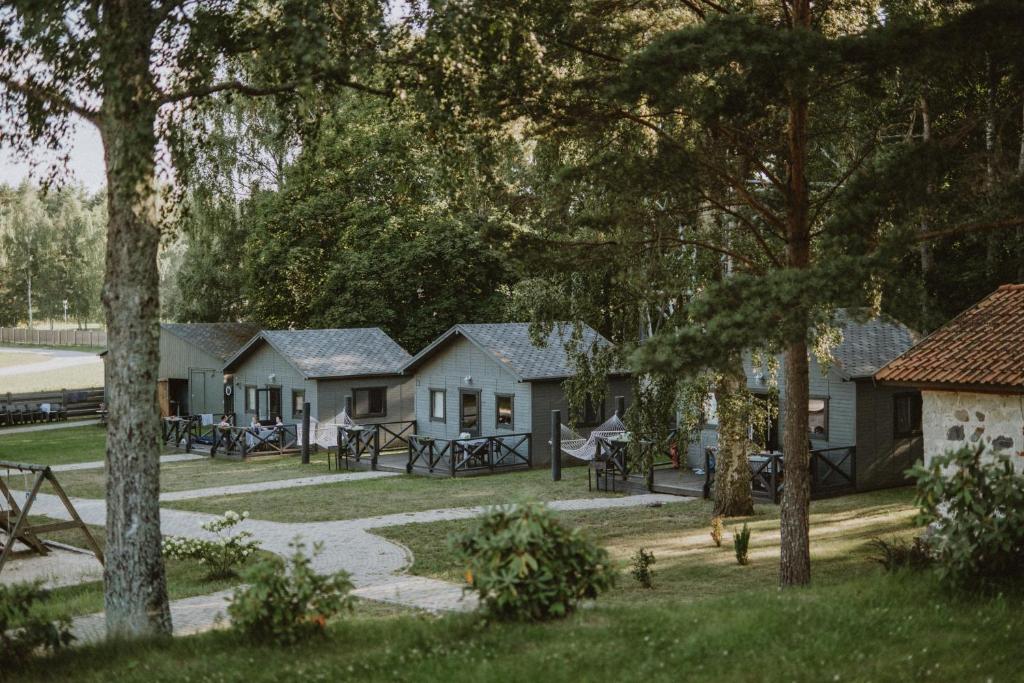 Kempings NORAS — koka mājiņas priežu mežā pie Baltijas jūras